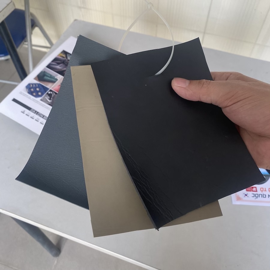 Bảng màu sắc cơ bản của lót sàn xe ô tô simili: đen, xám và kem, giúp chủ xe dễ dàng lựa chọn