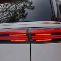 Đèn hậu Carnival Porsche sở hữu thiết kế đẹp mắt - sang trọng cùng dãy màu nổi bật và sinh động.