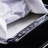 Hộp đựng khăn giấy trên ô tô có đính đá đẹp mắt