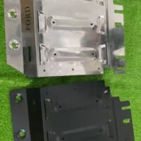 Hình ảnh sản phẩm tấm chắn bùn xe ô tô bằng inox 304 (trên) và bằng thép SPCC (dưới)