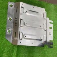 Tấm chắn gầm Inox 304 có đặc tính cứng mạnh mẽ giúp bảo vệ xe khi bị đất đá văng vào.