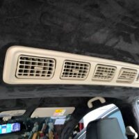 Nên vệ sinh trần da lộn thường xuyên nhằm tránh tình trạng tích bụi gây khó chịu cho người ngồi. 