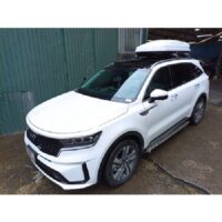 Cốp nóc xe ô tô chứa đựng nhiều đồ đạc