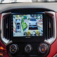 Điều khiển xe dễ dàng với camera hiện đại