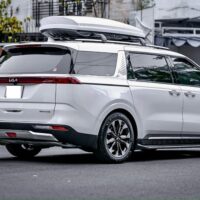 Cốp nóc xe ô tô chứa đựng nhiều đồ đạc