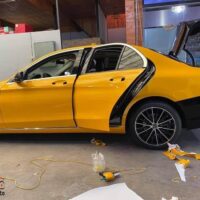 Wrap màu vàng cho xe 5 chỗ cực kỳ ấn tượng tại OroKing Auto