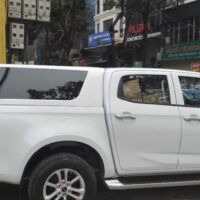 Nắp thùng cao có đèn Mazda BT50 giúp tận dụng không gian chứa hàng trong thùng xe