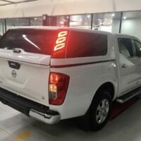 Nắp thùng cao ô tô Nissan Navara 2020 với thiết kế cứng cáp, chắc chắn