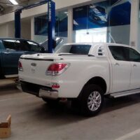Nắp thùng thấp mang cá ô tô Mazda BT50 với thiết kế cứng cáp, chắc chắn