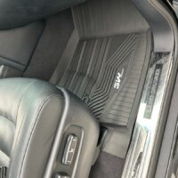 Các rãnh thảm được thiết kế thông minh và vô cùng đẹp mắt vừa giúp rút ngắn thời gian vệ sinh vừa góp phần tôn lên vẻ đẹp nội thất ô tô.