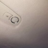 Chủ xe lưu ý vệ sinh kỹ về mặt da lộn để giữ vẹn nguyên vẻ đẹp nội thất ô tô đồng thời kéo dài tuổi thọ của lớp bọc trần hiệu quả.