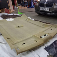 Chủ xe lưu ý vệ sinh kỹ về mặt da lộn để giữ vẹn nguyên vẻ đẹp nội thất ô tô đồng thời kéo dài tuổi thọ của lớp bọc trần hiệu quả.