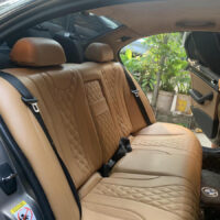 Chất liệu da lộn ô tô sở hữu đặc tính mềm mại - bền bỉ cùng theo thời gian.