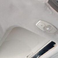 Chủ xe lưu ý vệ sinh kỹ về mặt da lộn để giữ vẹn nguyên vẻ đẹp nội thất ô tô đồng thời kéo dài tuổi thọ của lớp bọc trần hiệu quả.