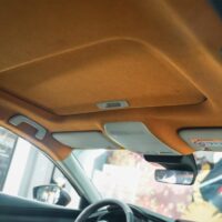 Chủ xe lưu ý vệ sinh kỹ về mặt da lộn để giữ vẹn nguyên vẻ đẹp nội thất ô tô đồng thời kéo dài tuổi thọ của lớp bọc trần hiệu quả.