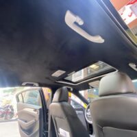 Chủ xe lưu ý vệ sinh kỹ về mặt da lộn để giữ vẹn nguyên vẻ đẹp nội thất ô tô đồng thời kéo dài tuổi thọ của lớp bọc trần hiệu quả.