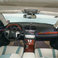 Chất liệu da lộn ô tô sở hữu đặc tính mềm mại - bền bỉ cùng theo thời gian.