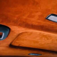 Chất liệu da lộn ô tô sở hữu đặc tính mềm mại - bền bỉ cùng theo thời gian.