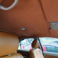 Bọc trần da lộn xe Toyota Land Cruiser giúp nâng tầm nội thất ô tô trở nên sang trọng và cuốn hút hơn.