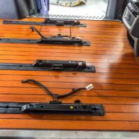 Lót sàn gỗ chỉ đen xe Kia Carnival 7 chỗ giúp tăng tính thẩm mỹ nội thất ô tô, mang đến không gian đẳng cấp và sang trọng hơn hẳn.