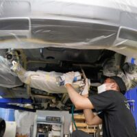 Phủ gầm ô tô Onzca gốc dầu xe Sedan là việc làm cần thiết giúp bảo vệ gầm xe tối ưu