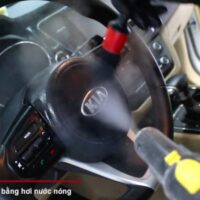 Vệ sinh nội thất cho xe ô tô bằng hơi nước nóng