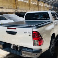 Nắp thùng cuộn điện Option xe Toyota Hilux rất cần thiết ngày nay