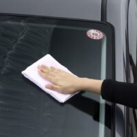 Vệ sinh tẩy ố kính xe hơi