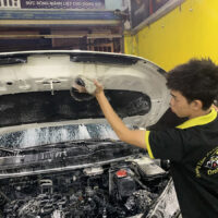 Nên vệ sinh khoang máy cho ô tô