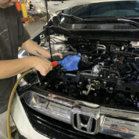 Vệ sinh khoang máy ô tô