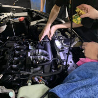 Vệ sinh khoang máy ô tô