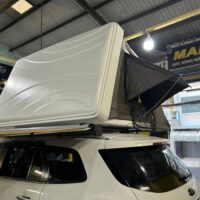 Lều dã ngoại gắn nóc xe tạo không gian nghỉ ngơi thoải mái