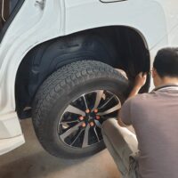Lắp đặt Lòng Vè Nhựa Mitsubishi Pajero Sport tăng tính thẩm mỹ