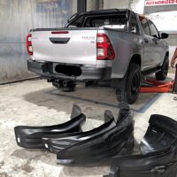 Lắp đặt Lòng Vè Nhựa Toyota Hilux tăng tính thẩm mỹ