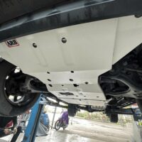 Lắp đặt tấm chắn gầm Ford Ranger 2023 là giải pháp hàng đầu giúp chủ xe bảo vế và kéo dài tuổi thọ gầm xe ô tô.