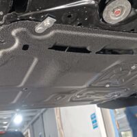 Tấm chắn bùn gầm xe ô tô bằng thép SPCC sơn tĩnh điện thiết kế đẹp mắt - sang trọng, khó bị bào mòn bởi các tác nhân môi trường.