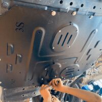 Tấm chắn bùn gầm xe ô tô bằng thép SPCC sơn tĩnh điện thiết kế đẹp mắt - sang trọng, khó bị bào mòn bởi các tác nhân môi trường.