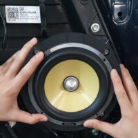 Nên dùng loa cánh cửa ô tô loại nào hiện nay?