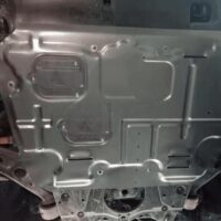 Tấm chắn bùn gầm xe ô tô bảo vệ động cơ bên trong khỏi tác nhân gây rỉ sét - nứt vỡ