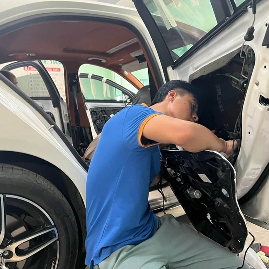 Lắp cửa hít ô tô