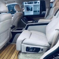 Sàn gỗ xe Lexus LX570 sở hữu thiết kế độc đáo cùng màu sắc ấn tượng dễ dàng phối hợp hài hào với nội thất ô tô.