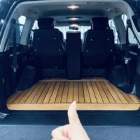Sàn gỗ cho Lexus LX570 giúp bề mặt sàn dễ dàng vệ sinh hơn, không lo bị trầy xước hay nhăn nhúm.