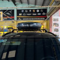 Cốp nóc xe Mitsubishi Outlander chứa đựng nhiều đồ đạc