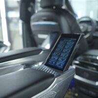 Bộ công tác điều khiển ngay tay có màn hình cảm ứng sử dụng dễ dàng