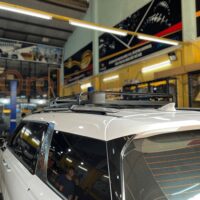 Baga nóc xe Kia Carnival chịu được trọng lượng lớn