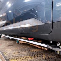 Bệ bước điện Kia Carnival chống trơn trượt tốt