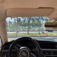 Chủ xe lưu ý vệ sinh kỹ về mặt da lộn để giữ vẹn nguyên vẻ đẹp nội thất ô tô đồng thời kéo dài tuổi thọ của lớp bọc trần hiệu quả.