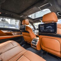 Bọc trần da lộn xe BMW 740Li giúp nâng tầm nội thất ô tô trở nên sang trọng và cuốn hút hơn.