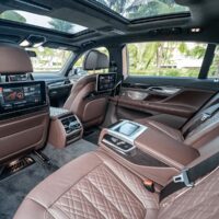 Chất liệu da lộn ô tô sở hữu đặc tính mềm mại - bền bỉ cùng theo thời gian.