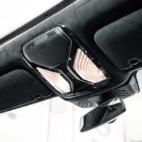 Chủ xe lưu ý vệ sinh kỹ về mặt da lộn để giữ vẹn nguyên vẻ đẹp nội thất ô tô đồng thời kéo dài tuổi thọ của lớp bọc trần hiệu quả.